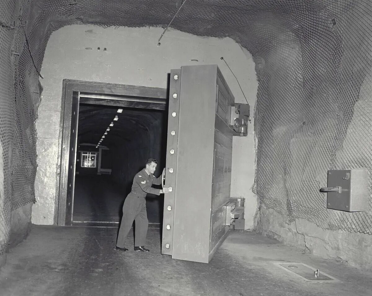 Бункер от ядерного взрыва. Противоядерный бункер. Огромная дверь бункера. Подземный бункер. Дверь в ядерный бункер.