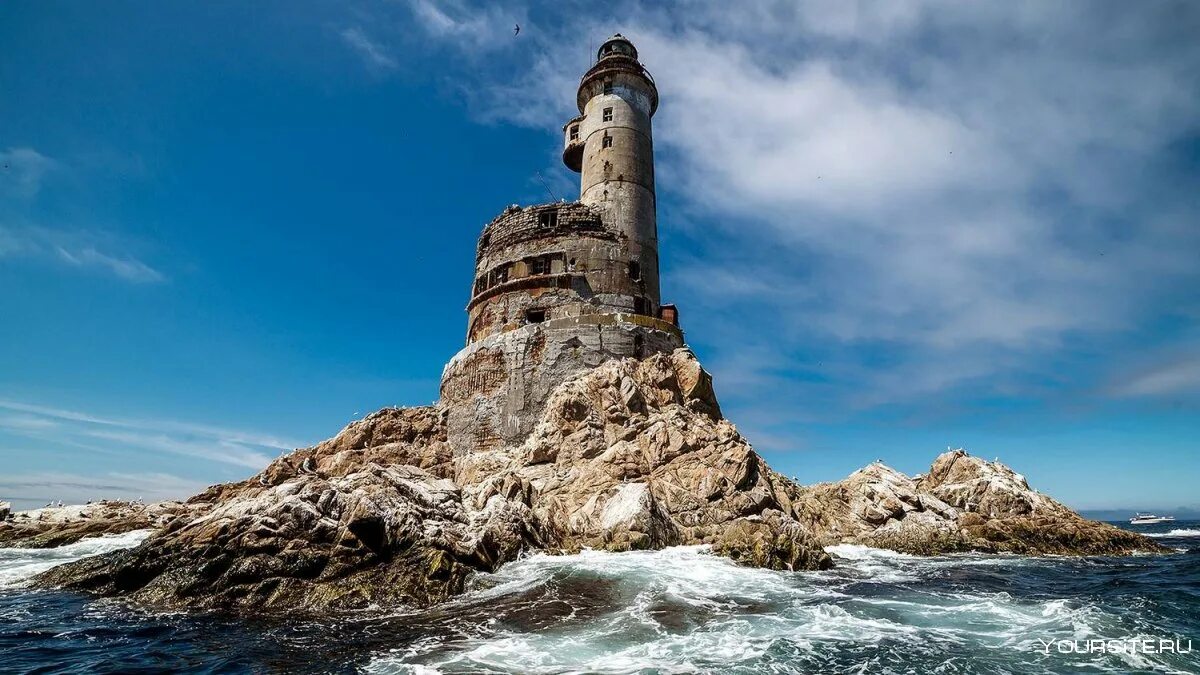 Мыс дежнева маяк. Природа сахалина бухта тихая. Мыс на востоке. Остров сахалин маяк мыса анива. Остров шикотан курильские острова.