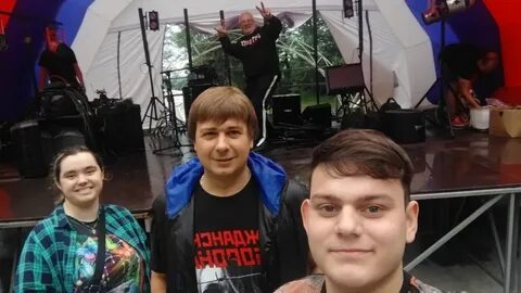 Участник рядом