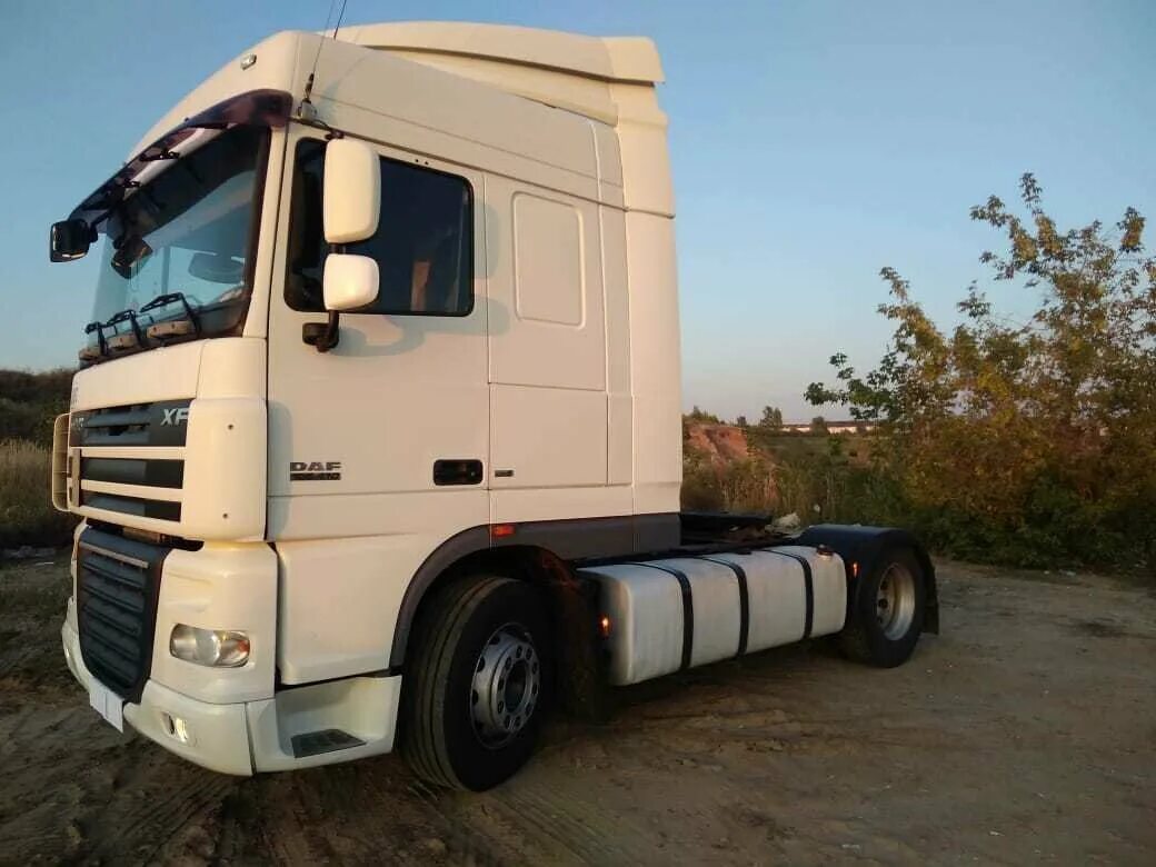 DAF XF 105 2008. Даф 105 2008 года белый. Даф 105 2008 года фото. DAF lt210 секционик.