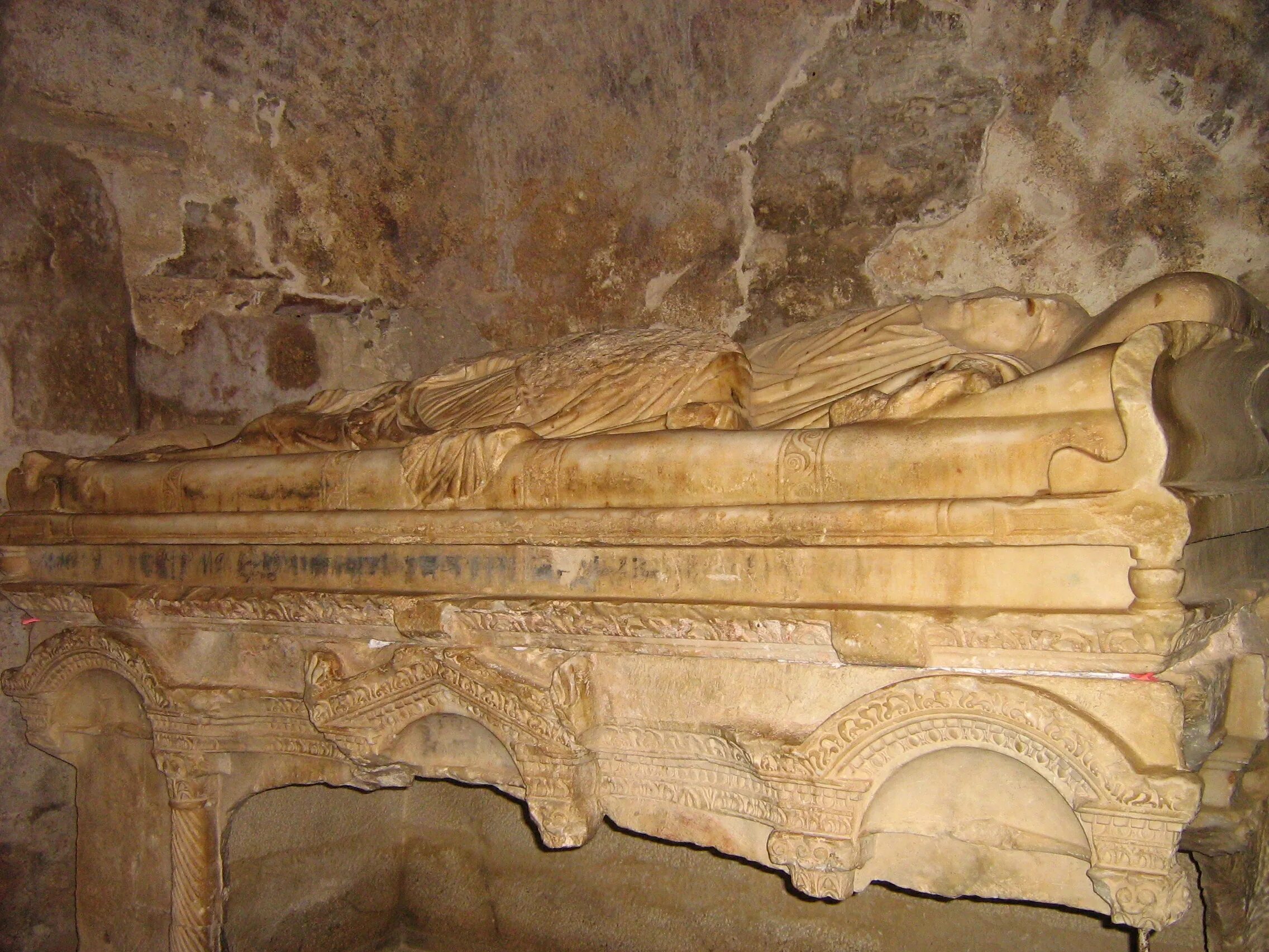 Склеп святых. Храм св. Мартина леон. Мощи апостола луки. Склеп святых.