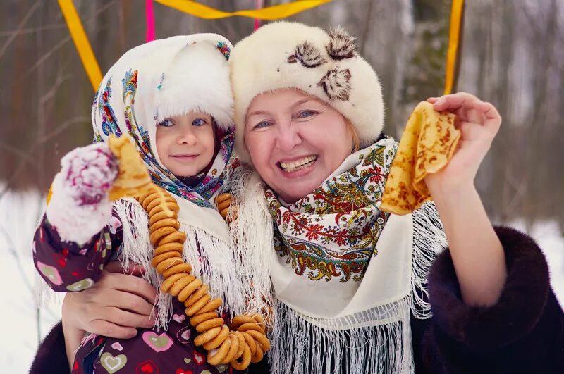 Платки на масленицу для детей. Масленица. Масленица семья. Масленица семейный праздник. Семейная фотосессия на Масленицу.