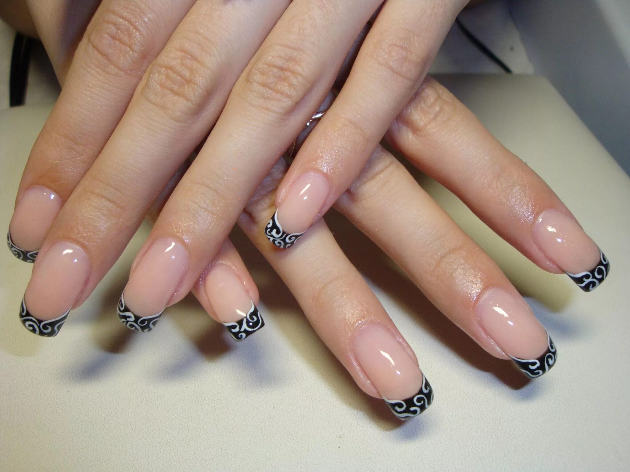 ноготки френч. гелевые ногти френч. маникюр французский с рисунком. френч гель лаком. наращивание ногтей.