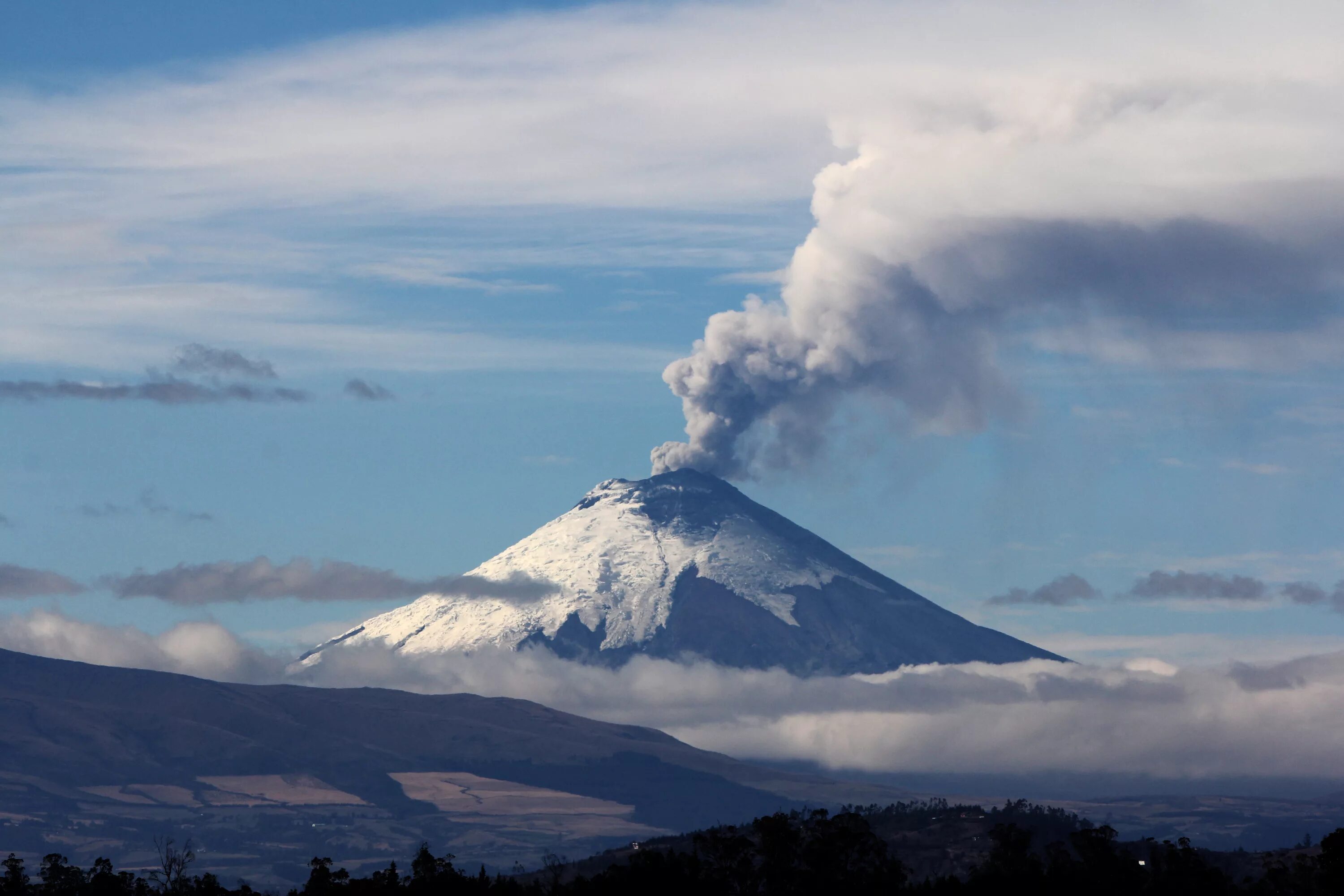 Наивысший вулкан северной америки. Южная Америка вулкан Котопахи. Вулкан Котопахи извержение. Вулкан Котопахи действующий. Вулкан Котопахи кратер.