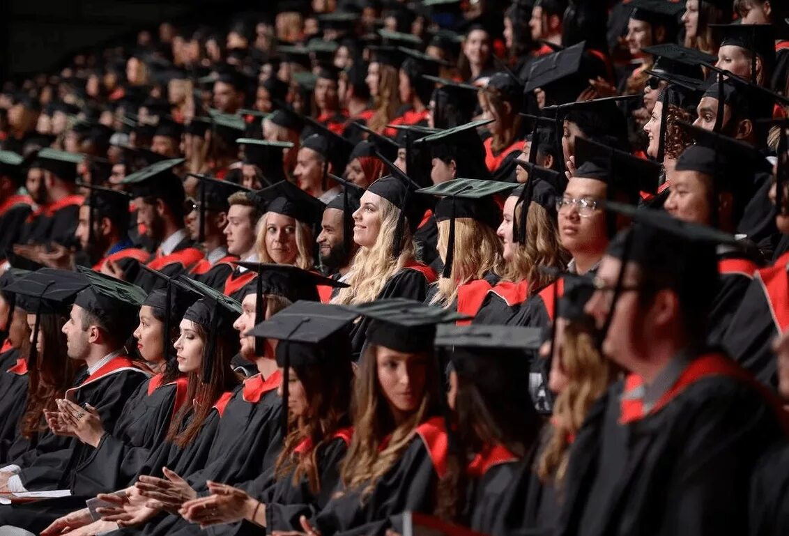 Студенты канады. Выпускник вуза. Вузы канады. Канадская молодежь. Бодвелл школа ванкувер.