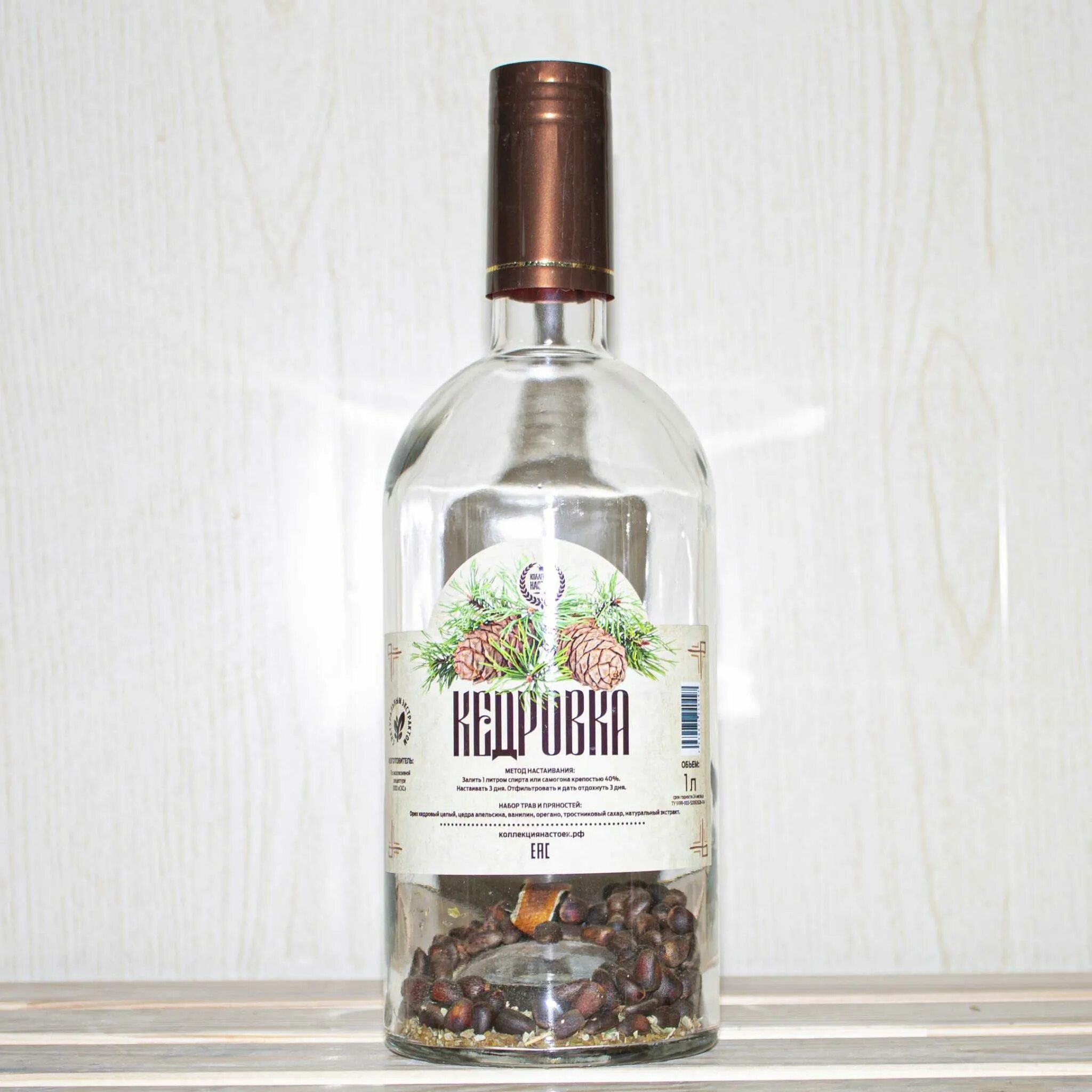 Медовуха кедровая. Самогонка на кедровых орехах. Царь кедр на кедровых орешках. На кедровых орешках самогонка. Настойка кедрового ореха.