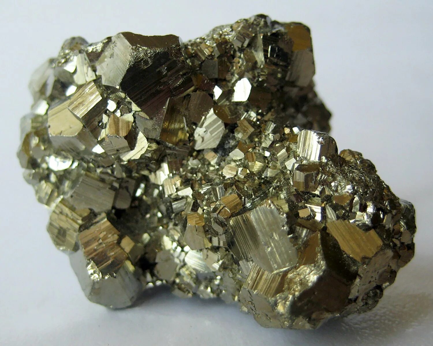 Какие металлы похожи. Пирит fes2. Пирит (серный Колчедан) fes2. Золото дураков минерал халькопирит. Пирит самородок камень.