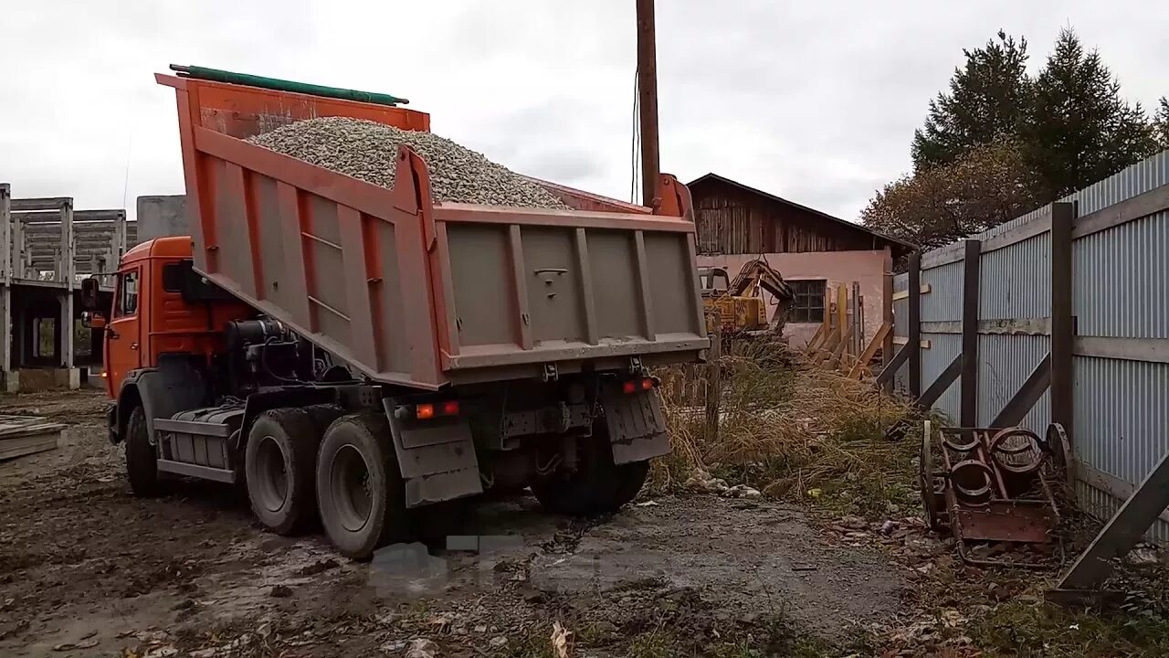 Камаз щебня с доставкой. Камаз 65115 выгружает песок. щебень выгрузка камаз. камаз с щебнем. камаз сгружает щебень.