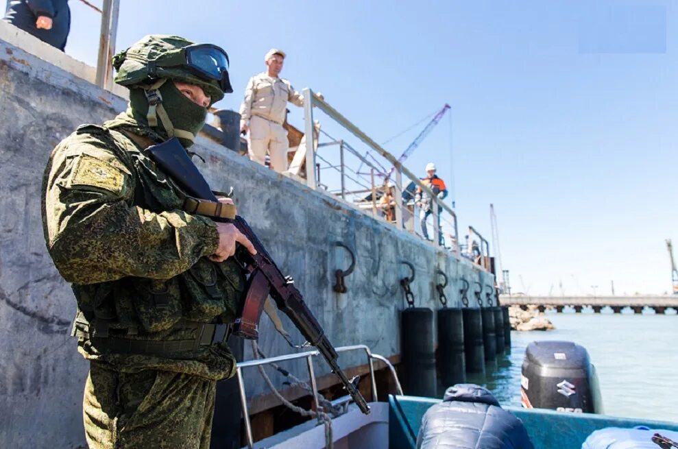 Керченский пролив военные. Охрана Крымского моста. Охрана моста в Крыму. Охрана Крымского моста Росгвардией. Береговая охрана Крымский мост.