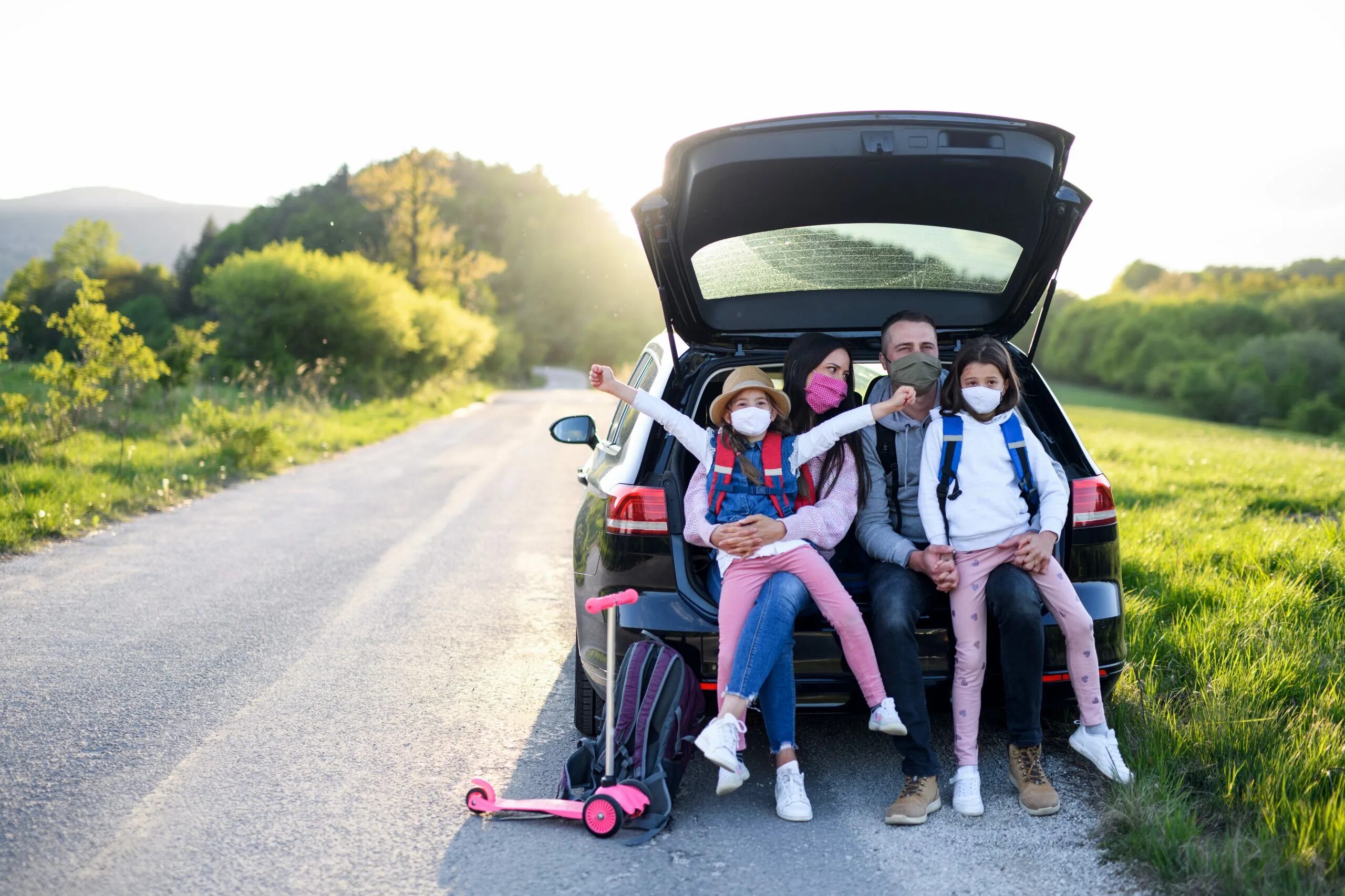 C go family. Путешествие на автомобиле. Путешествие с семьей. Семья путешествует. Семейная машина для путешествий.