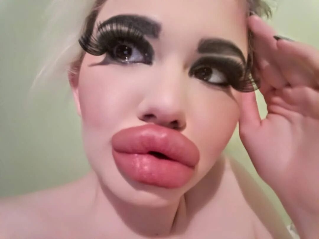 Макияж анджелина анджелина джоли. Губы анджелины джоли. Девочки с большими губами. Андреа эмилова. Большие губы полных.