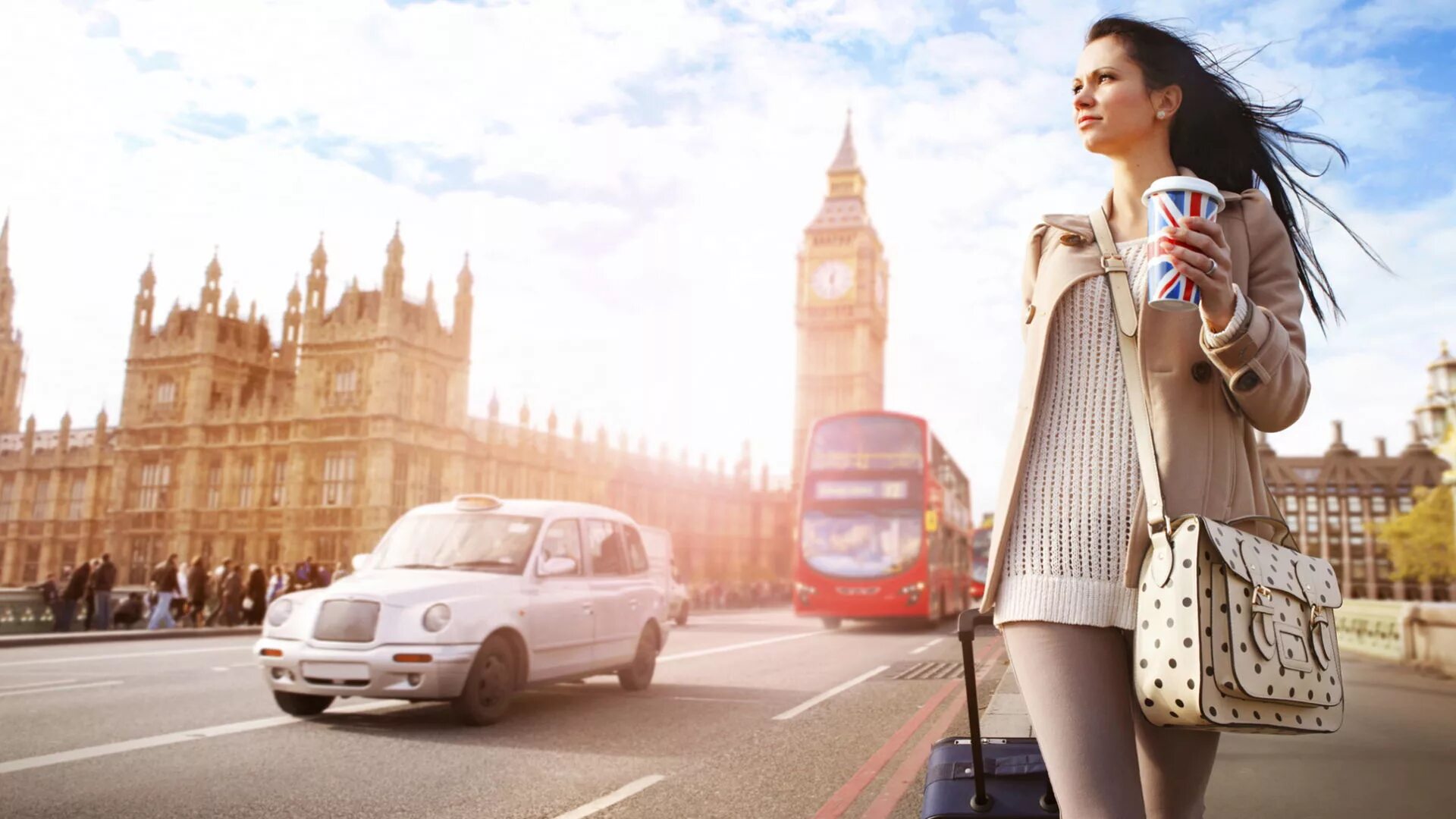 Девушка с сумкой. Девушки разных цветов кожи. Турист с чемоданом. Модель в другую страну. Девушка путешественница.