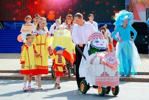 Люди в костюмах на праздник