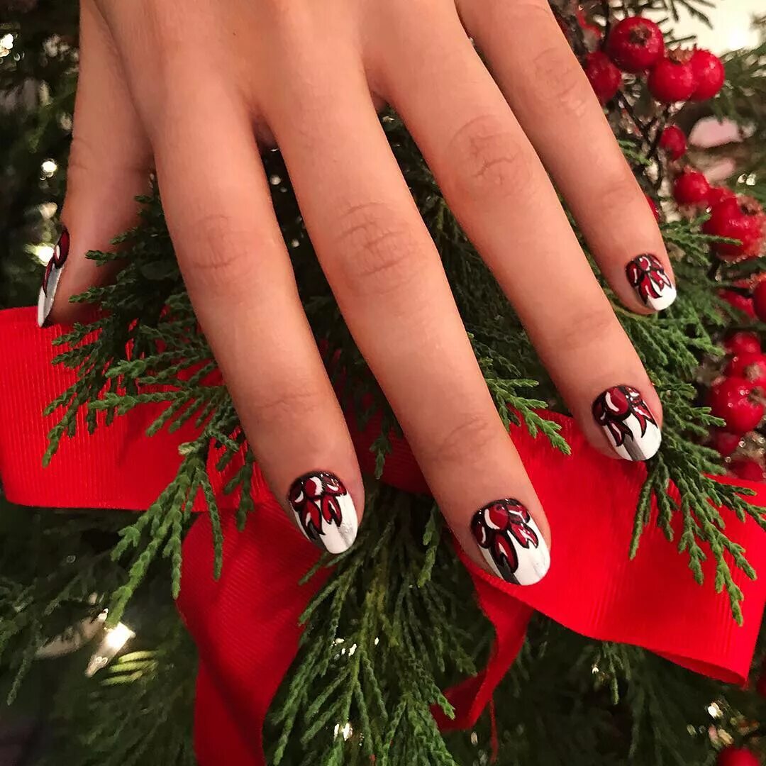 маникюр на новогодние праздники. маникюр на короткие ногти праздничный новогодний. новогодний гелевый маникюр. маникюр на новогодние праздники. красный новогодний маникюр на длинные ногти.