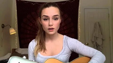 Девушка блоггер поет