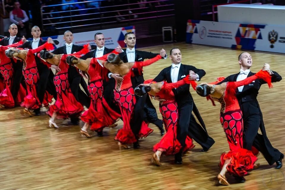 Чемпионат и первенство санкт петербурга бальные танцы. Спортивные танцы. Ансамбль спортивного бального танца. Танцевальный турнир. Спортивные танцы Россия.