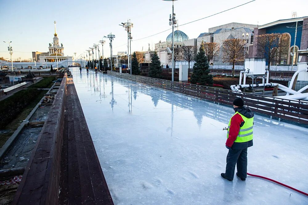 Самый кат. Каток ВДНХ. Самый большой каток в Москве. Самый большой каток в Москве ВДНХ 2022. ВДНХ заливают каток.