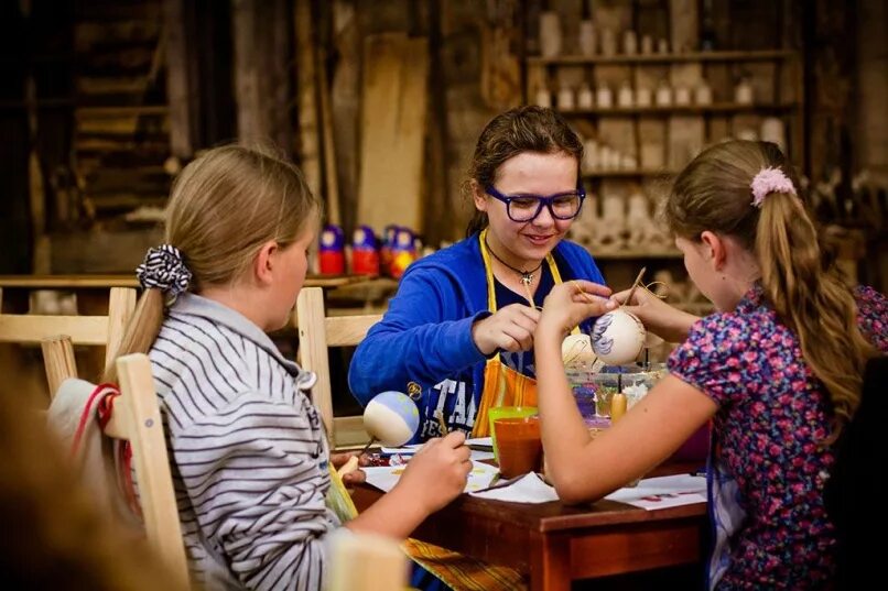 Бирюсинка фабрика игрушек экскурсии. Лавровская фабрика игрушек нерехта. Фабрика мороз. Нерехта лавровская фабрика. Мастерская мастера-мороза нерехта.