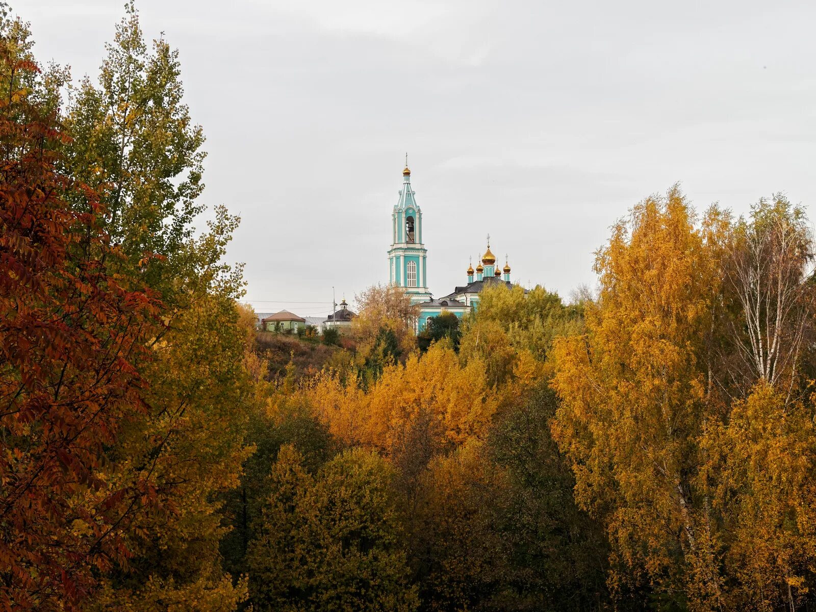 Церковь на холмах. Церковь на Крылатских холмах. Парк Крылатские холмы Церковь. Храм Крылатское Рождества Богородицы. Крылатские холмы парк осенью.