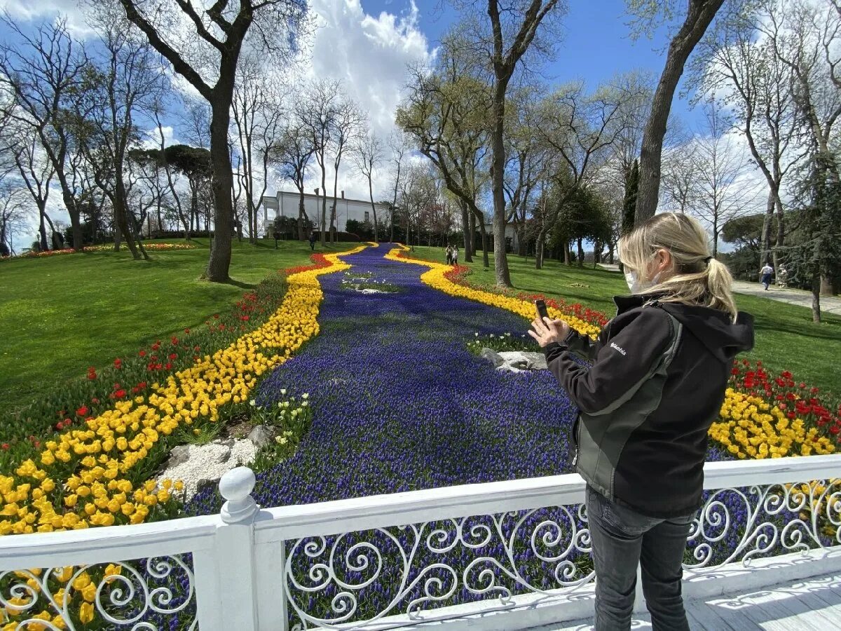 Праздники в стамбуле 2024. Эмирган парк Стамбул фестиваль тюльпанов 2022. Парк Гюльхане в Стамбуле фестиваль тюльпанов. Фестиваль тюльпанов в Стамбуле 2023. Гюльхане парк Стамбул тюльпаны.