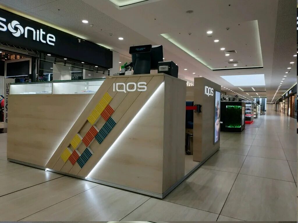 Витрина айкос. Корнер айкос. Фирменный магазин айкос в москве. Эл сигареты айкос. Стойка айкос.