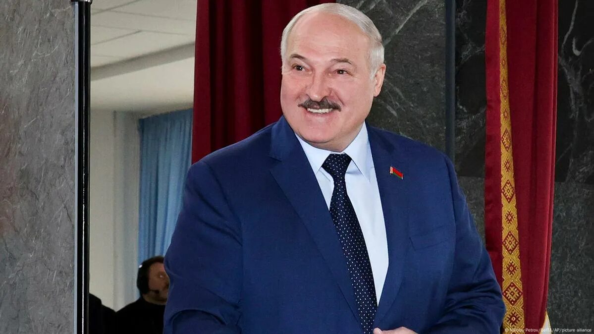 Сколько лет александру лукашенко в 2025 году. Лукашенко. лукашенко и ноутбук белоруссии. мерседес лукашенко.