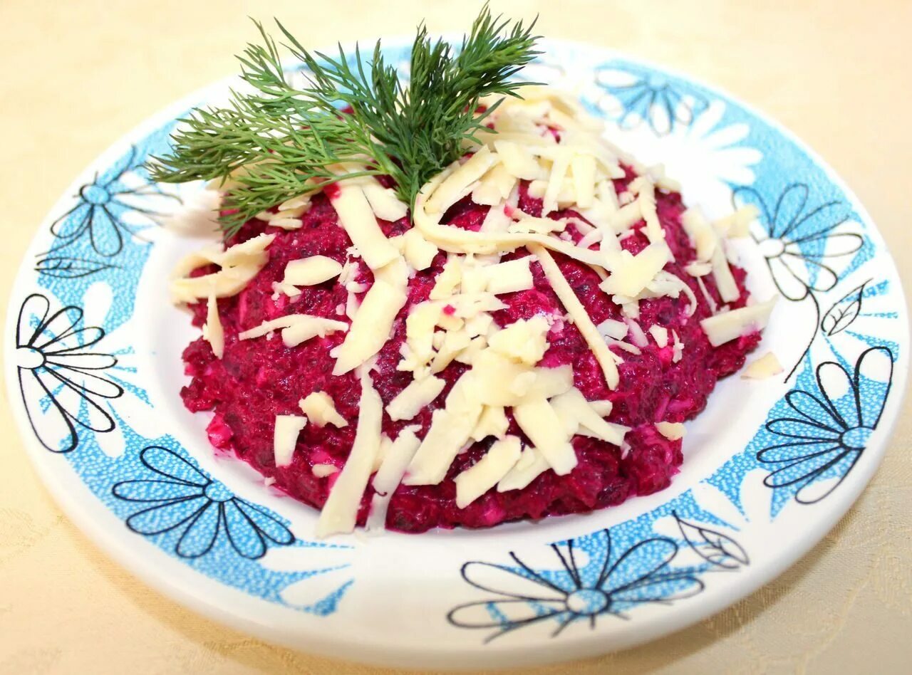 Свекла с сыром. Пп салаты со свеклой вареной. Салат с грушей и свеклой. Диетический салат из свеклы. Диетические салаты для похудения свёкла.