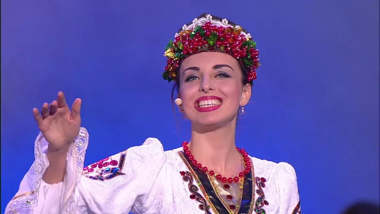 Гляжу в озера синие исполняет девочка. Хор краснодарской филармонии. гляжу в озера синие образцовый хореографический ансамбль.