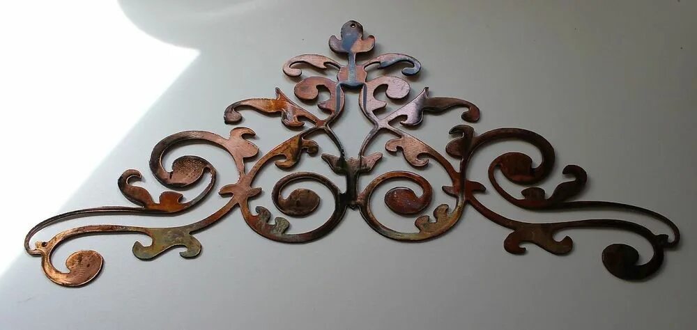 Изготовление изделий в технике просечного металла. Металлический декор для мебели. Просечной металл изделия. Декоративные металлические накладки. Декоративная деталь из ажурного металла?.