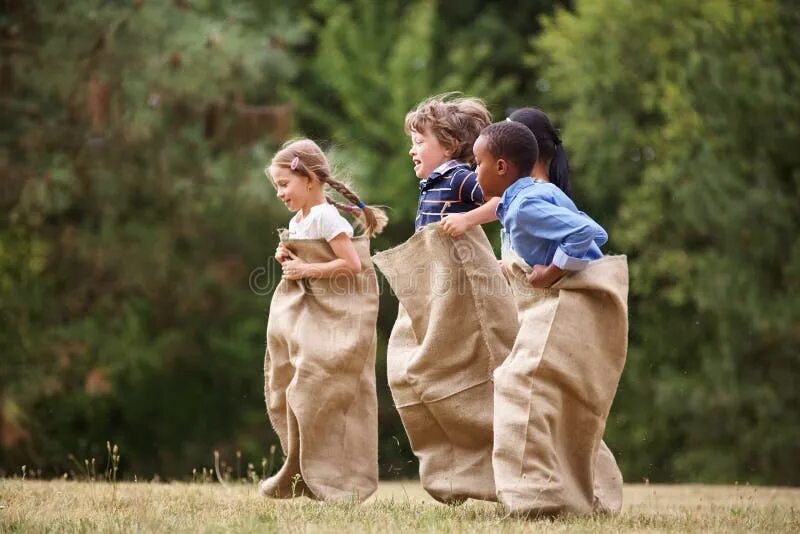 To be in the sack. Прыжки в мешках. бег в мешках. мешок для игр с детьми. potato sack race.