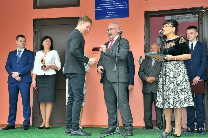 Сайты школ новгородской области. Панковская школа Великий Новгород. Глава панковского поселения. Глава панковского поселения Новгородской области. Директор панковской школы в Великом Новгороде.