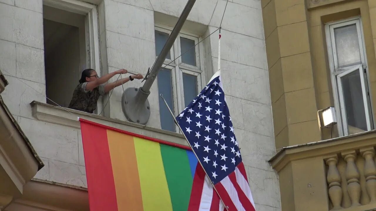 Посольство России в США флаг Украина в посольстве. Почему висят флаги