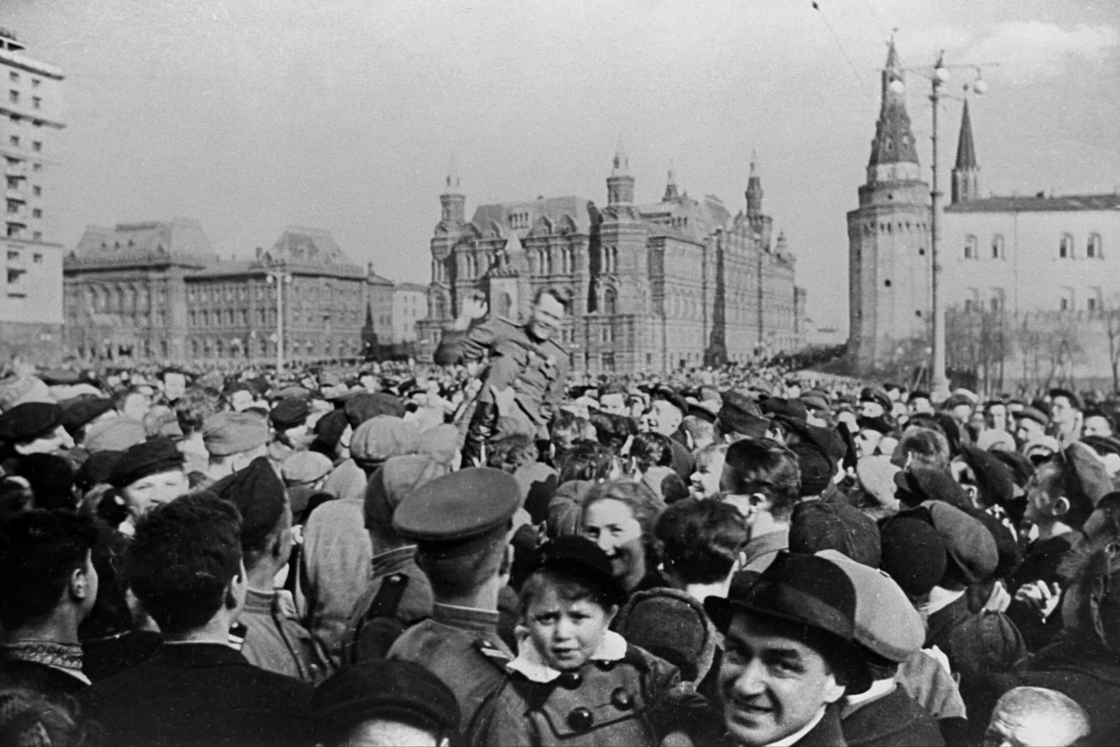 Красная площадь 9 мая 1945. Москва, красная площадь. 9 Мая, 1945 год. Манежная площадь 9 мая 1945. 9 Мая 1945 Москва красная площадь. 9 Мая победа 1945 красная площадь.