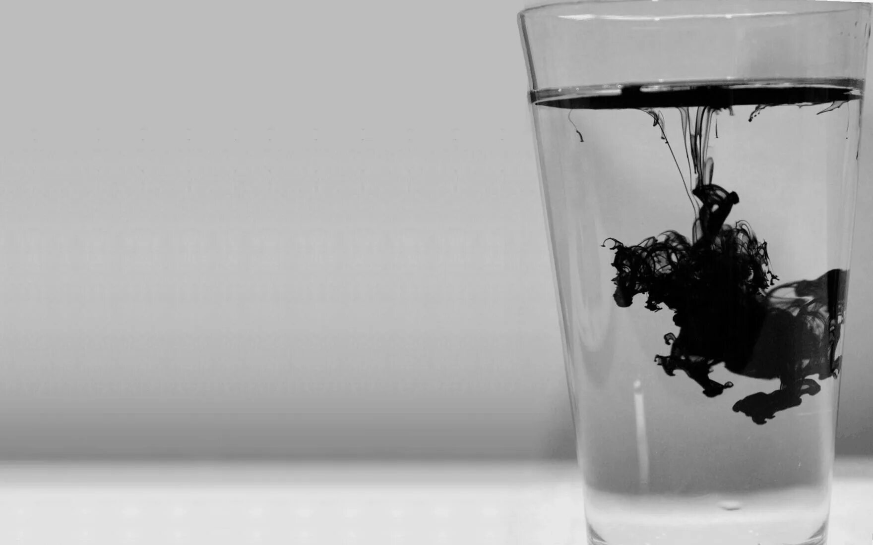 Растворение черный. Черная жидкость в стакане. Стакан с черной водой. Нефть в стакане. Нефть в стакане с водой.