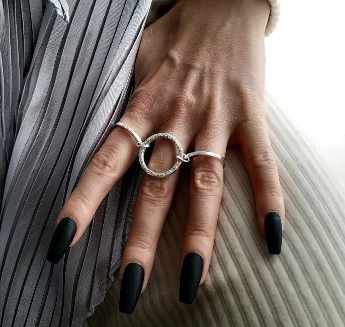 Золотые кольца для девушек. Кольцо на 3 пальца. Набор колец на пальцы. Украшения рэперов. Тонкое обручальное кольцо на пальце.