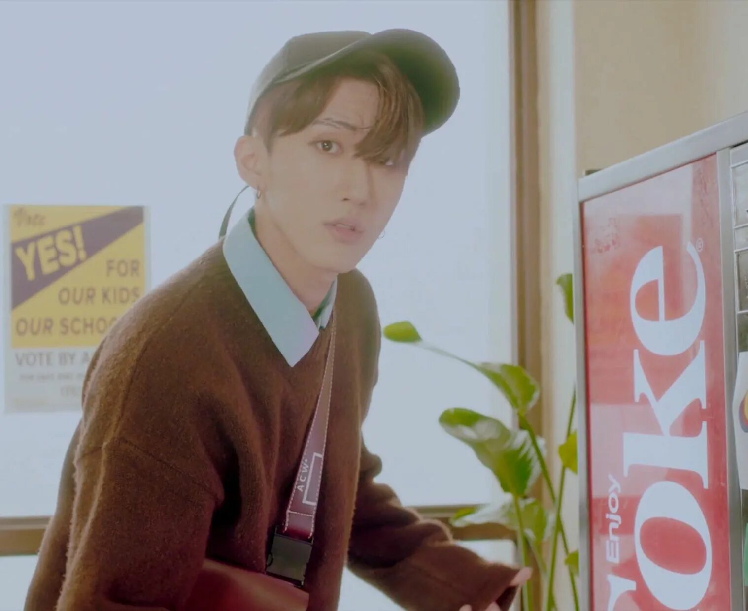 Get the cool. Хенджин get cool. чанбин get cool. get cool stray kids. чанбин get cool костюм.