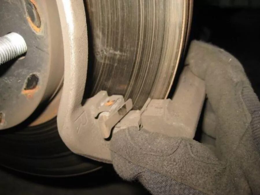 тормозные колодки на рав 4. датчики тормозных колодок рав-4. как поменять колодки рав 4. тормозные колодки toyota rav4. скобы колодок toyota rav4.