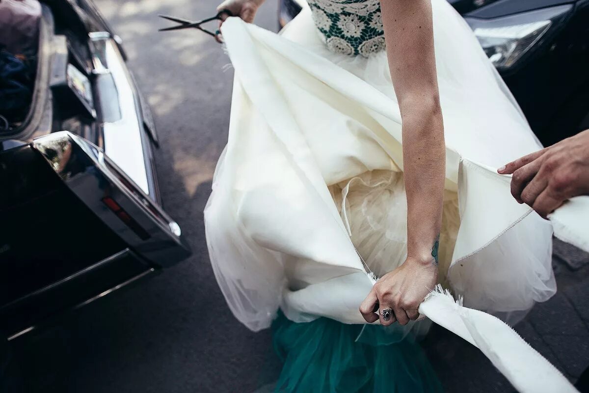 Девушка в порванном свадебном платье. Девушка в платье. Девушка в платье на снегу. Разрывает девушке платье. Девушка в разорванном платье.