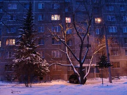 Снег во дворе ночью