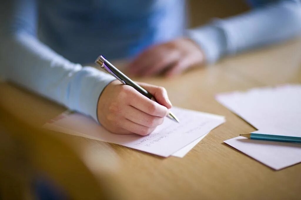 Человек пишет на листе бумаги. Человек пишет заявление. Write картинка. Картинка где человек пишет. Пишущий человек.