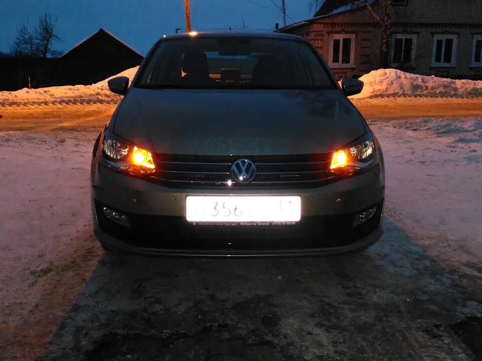 Polo sedan лампы. Фольксваген поло с оранжевыми габаритами. Фольксваген поло седан оранжевые габариты. Оранжевые габариты Polo sedan. Поло Фольксваген серый 2014 оранжевые габариты.