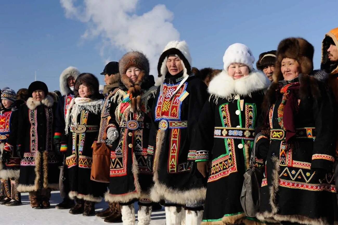 Население дальнего востока самый. Долганы ненцы. Эвенки и Долганы. Национальный костюм эвенков Якутии. Народы России Долганы.