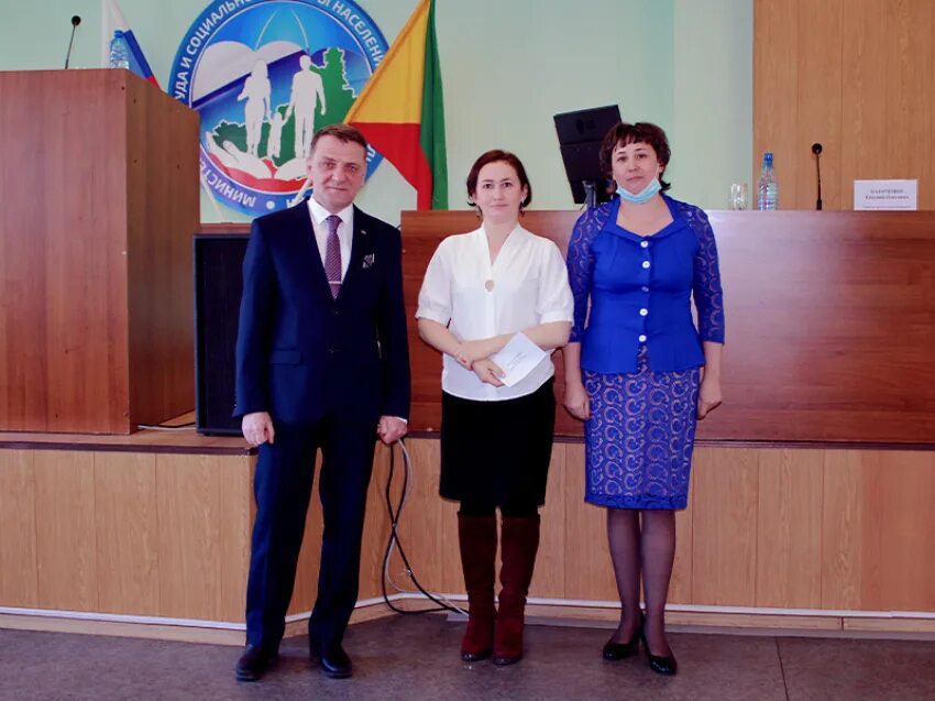 Министр труда и социальной защиты забайкальского края семенов. Министр соцзащиты забайкальского края. Министерство соцзащиты забайкальского. Эмблема министерство труда и социальной защиты забайкальского края. Эмблема министерства труда и социальной защиты рс (я).