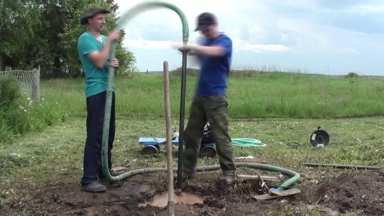 Бурение скважин. Самоизлив абиссинской скважины. Видеодиагностика скважины. Бурение абиссинских скважин на воду. Бурение скважин.