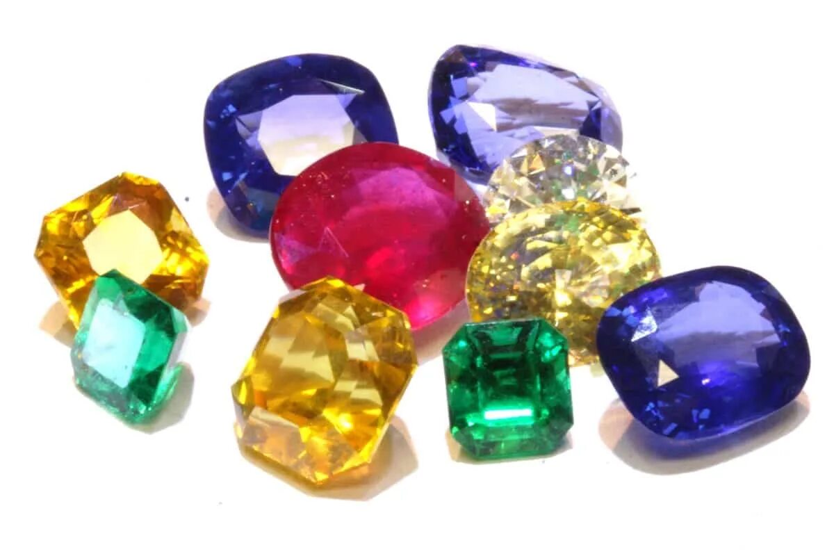 граненые камни минералы самоцветы. что такое корунд топаз. драгоценные и поделочные камни. украшения с драгоценными камнями. цветные камни ювелирные.