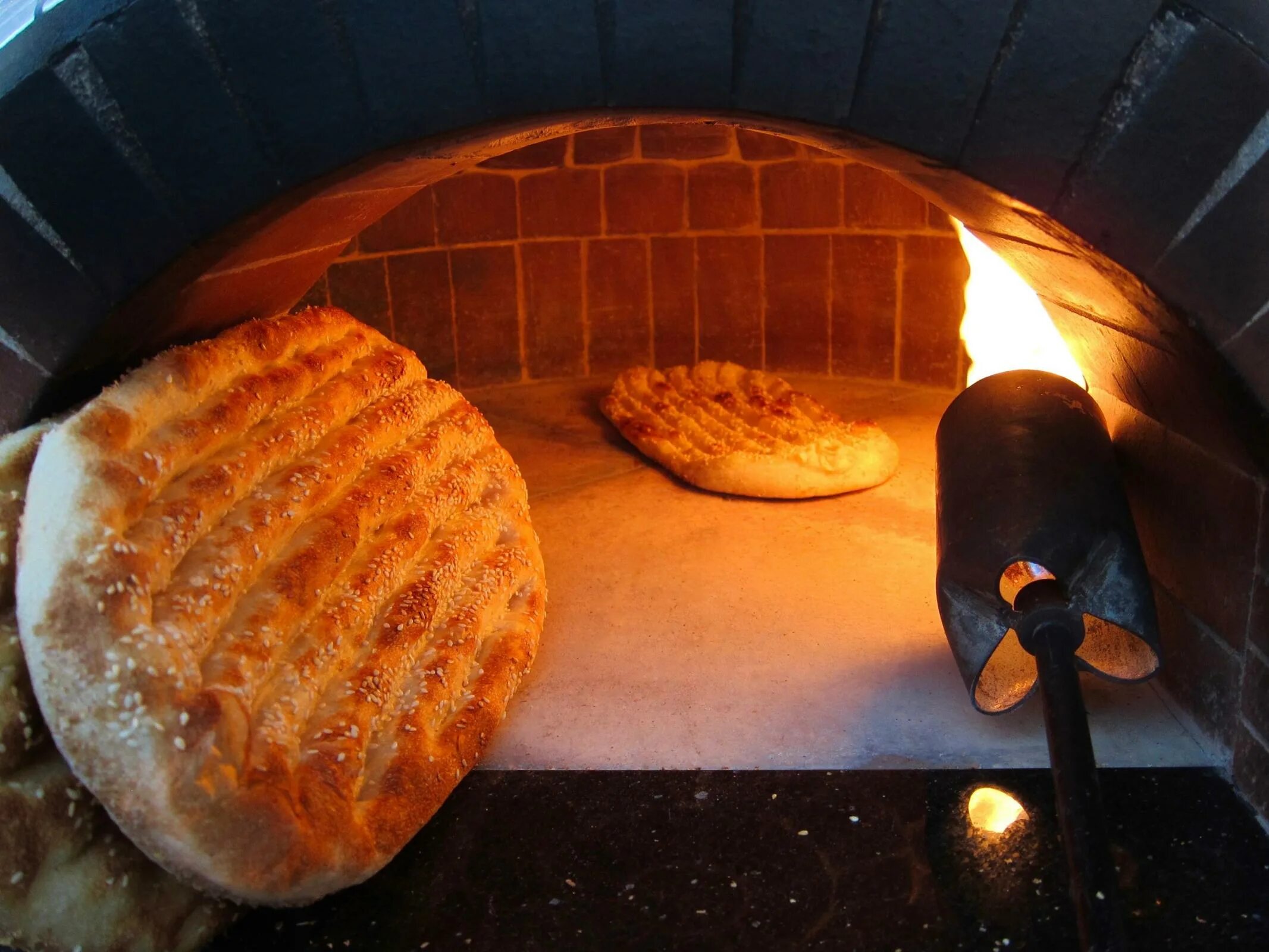 Видео печь хлеб. Грузинская печь тандыр. Пекарня тандыр грузинский. Матнакаш армянский на тандыре. Матнакаш тандырный.