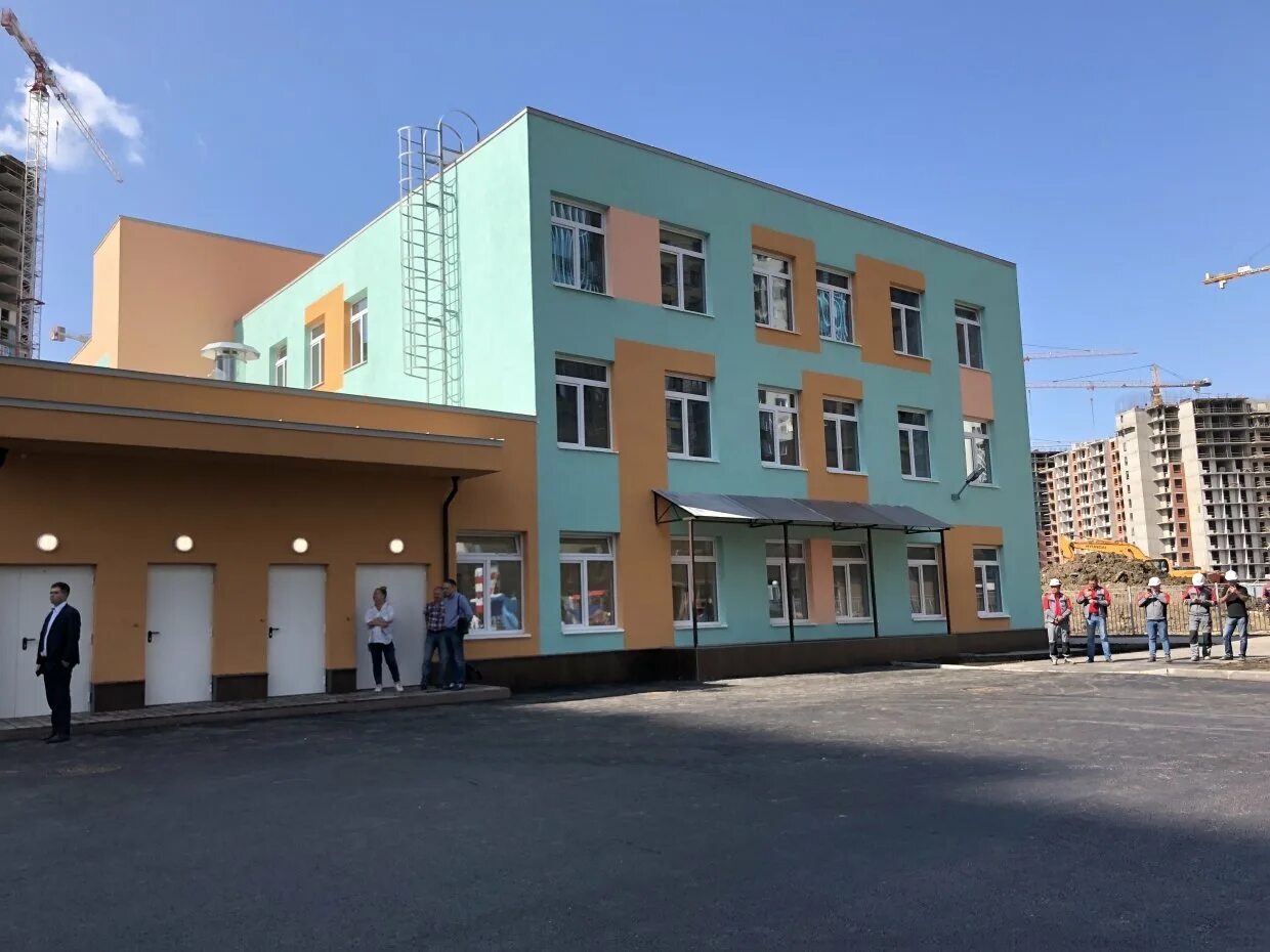 Детский сад комендантский санкт петербург. Частный сад комендантский 71. Колпино садик 18 детский. Комендантский проспект 64 школа. Жк чистое небо школа.