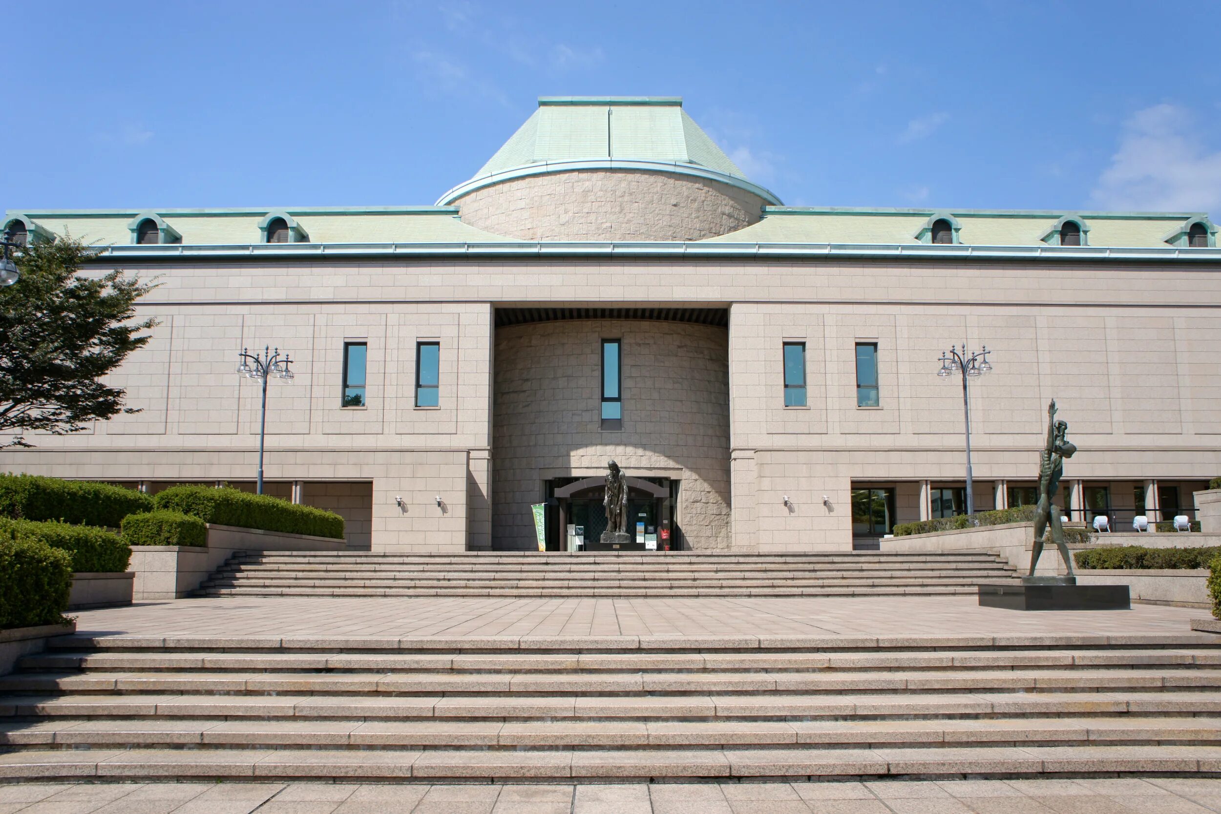 Новый городской музей. Музеи города кола здания. Фото здания театра и музее Японии. Кагошима. Музей города Хони Грузия.