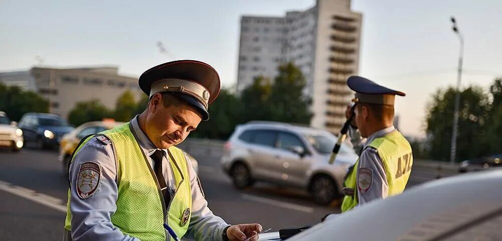 Инспектор ГИБДД. Нарушение ПДД. Полицейский выписывает штраф. ДПС.