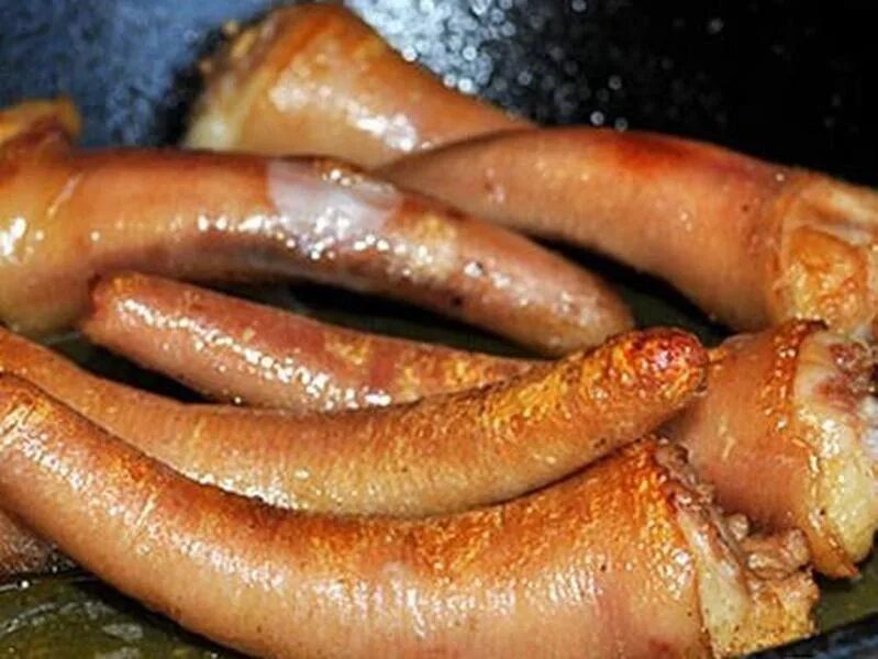 Жареные поросячьи хвосты. Мясокостный хвост свиной. Свиные хвостики. Жареные свиные хвосты. Жареный свиной хвостик.